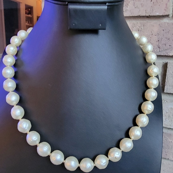 Crown Trifari Jewelry - Cream Pearl Strand Necklace – Classic Women's Jewelry